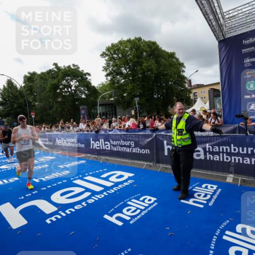 29.06.2025 - hella hamburg halbmarathon Zöllner http://msf.ph/oto/8426139 29.06.2025 10:35:09 Ziel 7628, 7972, 8901, 11559, 14069, 16963, 16964, 17022 meine-sportfotos.de