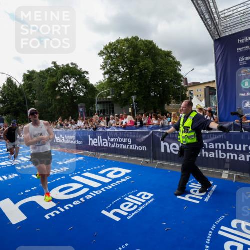 29.06.2025 - hella hamburg halbmarathon Zöllner http://msf.ph/oto/8426155 29.06.2025 10:35:09 Ziel 7628, 7972, 8901, 11559, 14069, 16963, 16964, 17022 meine-sportfotos.de