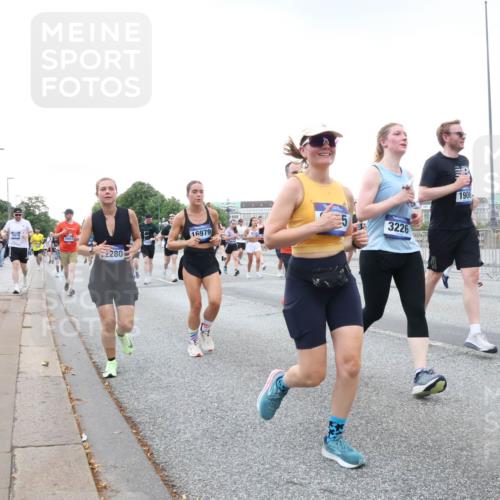 29.06.2025 - hella hamburg halbmarathon Lena Gebhardt http://msf.ph/oto/8426159 29.06.2025 10:53:38 Lombardsbrücke 16979, 280, 3226, 1906, 818, 1340, 1687, 1709, 1744, 1753, 1900, 1906, 1984, 2065, 2079, 2409, 2429, 3055, 3226, 4195, 4595, 4801, 5428, 5430, 5562, 5815, 5856, 5857, 5964, 6039, 6041, 6044, 6192, 6273, 6306, 6913, 6996, 7039, 7068, 7483, 7537, 7611, 7614, 7876, 7890, 8189, 8212, 8414, 8515, 8906, 8924, 9077, 9456, 9503, 9531, 9572, 9685, 9764, 9771, 9785, 10043, 10175, 10490, 11390, 12193, 12219, 12700, 14038 meine-sportfotos.de