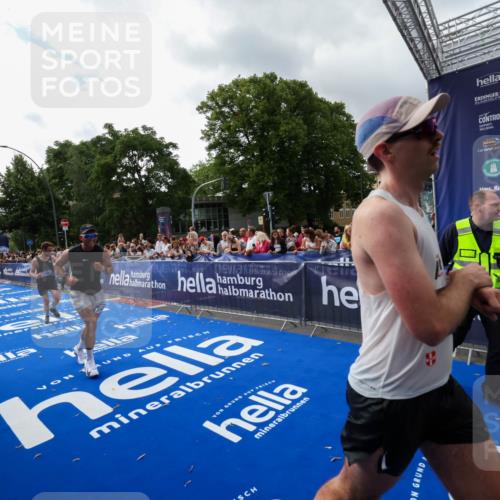29.06.2025 - hella hamburg halbmarathon Zöllner http://msf.ph/oto/8426167 29.06.2025 10:35:10 Ziel 4740, 7628, 7972, 8901, 11559, 14069, 16963, 16964, 17022 meine-sportfotos.de