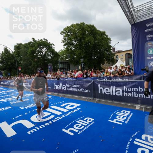 29.06.2025 - hella hamburg halbmarathon Zöllner http://msf.ph/oto/8426173 29.06.2025 10:35:11 Ziel 4740, 7628, 7972, 8901, 11559, 14069, 16963, 16964, 17022 meine-sportfotos.de
