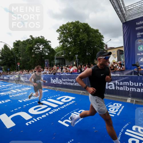 29.06.2025 - hella hamburg halbmarathon Zöllner http://msf.ph/oto/8426182 29.06.2025 10:35:11 Ziel 4740, 7628, 7972, 8901, 11559, 14069, 16963, 16964, 17022 meine-sportfotos.de