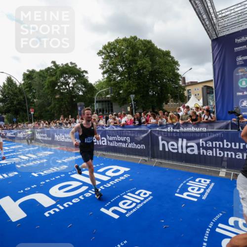 29.06.2025 - hella hamburg halbmarathon Zöllner http://msf.ph/oto/8426190 29.06.2025 10:35:12 Ziel 4740, 7628, 8901, 11559, 14069, 15415, 16963, 16964, 17022 meine-sportfotos.de