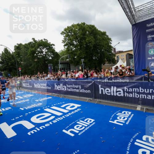 29.06.2025 - hella hamburg halbmarathon Zöllner http://msf.ph/oto/8426198 29.06.2025 10:35:12 Ziel 4740, 7628, 8901, 11559, 14069, 15415, 16963, 16964, 17022 meine-sportfotos.de