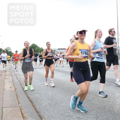 29.06.2025 - hella hamburg halbmarathon Lena Gebhardt http://msf.ph/oto/8426202 29.06.2025 10:53:38 Lombardsbrücke 12280, 9785, 3226, 1340, 1687, 1709, 1744, 1753, 1900, 1906, 1984, 2065, 2079, 2409, 2429, 3055, 3226, 4195, 4595, 4801, 5428, 5430, 5562, 5815, 5856, 5857, 5964, 6039, 6041, 6044, 6192, 6273, 6306, 6913, 6996, 7039, 7068, 7483, 7537, 7611, 7614, 7876, 7890, 8189, 8212, 8414, 8515, 8906, 8924, 9077, 9456, 9503, 9531, 9572, 9685, 9764, 9771, 9785, 10043, 10175, 10490, 11390, 12193, 12219, 12700, 14038 meine-sportfotos.de