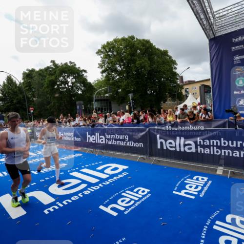 29.06.2025 - hella hamburg halbmarathon Zöllner http://msf.ph/oto/8426211 29.06.2025 10:35:13 Ziel 4740, 7628, 11559, 14069, 15415, 16963, 16964, 17022 meine-sportfotos.de