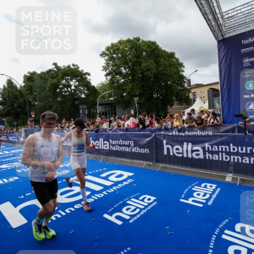 29.06.2025 - hella hamburg halbmarathon Zöllner http://msf.ph/oto/8426228 29.06.2025 10:35:13 Ziel 4740, 7628, 11559, 14069, 15415, 16963, 16964, 17022 meine-sportfotos.de