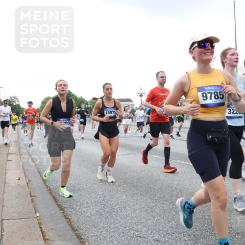 29.06.2025 - hella hamburg halbmarathon Lena Gebhardt http://msf.ph/oto/8426244 29.06.2025 10:53:38 Lombardsbrücke 280, 1697, 9785, 322, 6, 1340, 1687, 1709, 1744, 1753, 1900, 1906, 1984, 2065, 2079, 2409, 2429, 3055, 3226, 4195, 4595, 4801, 5428, 5430, 5562, 5815, 5856, 5857, 5964, 6039, 6041, 6044, 6192, 6273, 6306, 6913, 6996, 7039, 7068, 7483, 7537, 7611, 7614, 7876, 7890, 8189, 8212, 8414, 8515, 8906, 8924, 9077, 9456, 9503, 9531, 9572, 9685, 9764, 9771, 9785, 10043, 10175, 10490, 11390, 12193, 12219, 12700, 14038 meine-sportfotos.de
