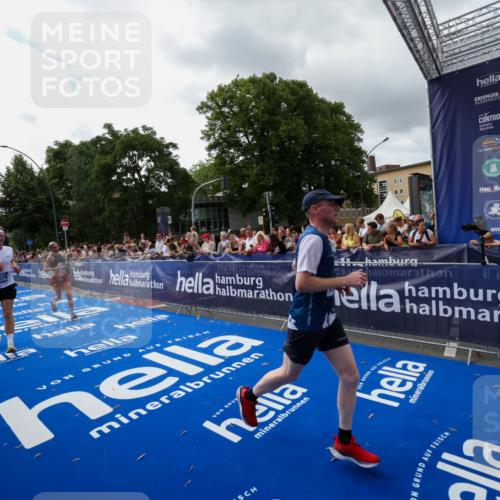 29.06.2025 - hella hamburg halbmarathon Zöllner http://msf.ph/oto/8426281 29.06.2025 10:35:14 Ziel 4740, 7628, 11559, 12514, 14069, 15415, 16964, 17022 meine-sportfotos.de