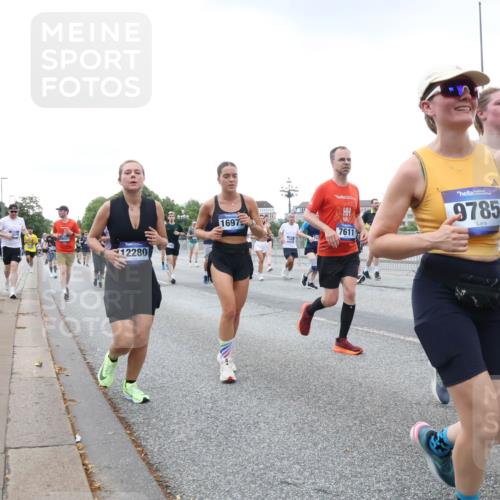 29.06.2025 - hella hamburg halbmarathon Lena Gebhardt http://msf.ph/oto/8426289 29.06.2025 10:53:38 Lombardsbrücke 1697, 7611, 18057, 12280, 9785, 8189, 1340, 1687, 1709, 1744, 1753, 1900, 1906, 1984, 2065, 2079, 2409, 2429, 3055, 3226, 4195, 4595, 4801, 5428, 5430, 5562, 5815, 5856, 5857, 5964, 6039, 6041, 6044, 6192, 6273, 6306, 6913, 6996, 7039, 7068, 7483, 7537, 7611, 7614, 7876, 7890, 8189, 8212, 8414, 8515, 8906, 8924, 9077, 9456, 9503, 9531, 9572, 9685, 9764, 9771, 9785, 10043, 10175, 10490, 11390, 12193, 12219, 12700, 14038 meine-sportfotos.de
