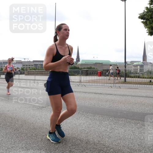 29.06.2025 - hella hamburg halbmarathon Lena Gebhardt http://msf.ph/oto/8426310 29.06.2025 10:28:58 Lombardsbrücke 7518, 1552, 1518, 1557, 1869, 2688, 3717, 4161, 4362, 4700, 4834, 4982, 5167, 5249, 5250, 5718, 5903, 5939, 6102, 6345, 6418, 7169, 7449, 8048, 8560, 9642, 9716, 9855, 10068, 10198, 10434, 12099, 12404, 12442, 12958, 13090, 14205, 15143, 15256, 15452, 15453, 15952, 15955, 16125, 16643, 16673, 18293 meine-sportfotos.de