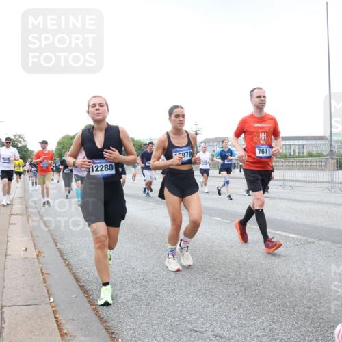 29.06.2025 - hella hamburg halbmarathon Lena Gebhardt http://msf.ph/oto/8426316 29.06.2025 10:53:38 Lombardsbrücke 18057, 5456, 12280, 979, 7611, 1340, 1687, 1709, 1744, 1753, 1900, 1906, 1984, 2065, 2079, 2409, 2429, 3055, 3226, 4195, 4595, 4801, 5428, 5430, 5562, 5815, 5856, 5857, 5964, 6039, 6041, 6044, 6192, 6273, 6306, 6913, 6996, 7039, 7068, 7483, 7537, 7611, 7614, 7876, 7890, 8189, 8212, 8414, 8515, 8906, 8924, 9077, 9456, 9503, 9531, 9572, 9685, 9764, 9771, 9785, 10043, 10175, 10490, 11390, 12193, 12219, 12700, 14038 meine-sportfotos.de
