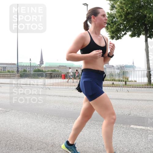 29.06.2025 - hella hamburg halbmarathon Lena Gebhardt http://msf.ph/oto/8426371 29.06.2025 10:28:58 Lombardsbrücke 1557, 1518, 1557, 1869, 2688, 3717, 4161, 4362, 4700, 4834, 4982, 5167, 5249, 5250, 5718, 5903, 5939, 6102, 6345, 6418, 7169, 7449, 8048, 8560, 9642, 9716, 9855, 10068, 10198, 10434, 12099, 12404, 12442, 12958, 13090, 14205, 15143, 15256, 15452, 15453, 15952, 15955, 16125, 16643, 16673, 18293 meine-sportfotos.de