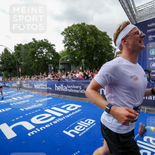 29.06.2025 - hella hamburg halbmarathon Zöllner http://msf.ph/oto/8426388 29.06.2025 10:35:16 Ziel 4740, 7628, 7867, 12514, 15415, 17022 meine-sportfotos.de