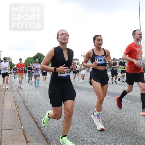 29.06.2025 - hella hamburg halbmarathon Lena Gebhardt http://msf.ph/oto/8426391 29.06.2025 10:53:39 Lombardsbrücke 3079, 18057, 9456, 1984, 16979, 1017, 1340, 1687, 1709, 1744, 1753, 1900, 1906, 1984, 2065, 2079, 2409, 2429, 3055, 3226, 4195, 4595, 4801, 5428, 5430, 5562, 5815, 5856, 5857, 5964, 6039, 6041, 6044, 6192, 6273, 6306, 6913, 6996, 7039, 7068, 7483, 7537, 7611, 7614, 7876, 7890, 8189, 8212, 8414, 8515, 8906, 8924, 9077, 9456, 9503, 9531, 9572, 9685, 9764, 9771, 9785, 10043, 10175, 10490, 11390, 12193, 12219, 12700, 14038 meine-sportfotos.de