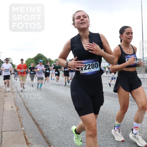 29.06.2025 - hella hamburg halbmarathon Lena Gebhardt http://msf.ph/oto/8426414 29.06.2025 10:53:39 Lombardsbrücke 18079, 80, 9456, 12280, 7611, 1017, 1340, 1687, 1709, 1744, 1753, 1900, 1906, 1984, 2065, 2079, 2409, 2429, 3055, 3226, 4195, 4595, 4801, 5428, 5430, 5562, 5815, 5856, 5857, 5964, 6039, 6041, 6044, 6192, 6273, 6306, 6913, 6996, 7039, 7068, 7483, 7537, 7611, 7614, 7876, 7890, 8189, 8212, 8414, 8515, 8906, 8924, 9077, 9456, 9503, 9531, 9572, 9685, 9764, 9771, 9785, 10043, 10175, 10490, 11390, 12193, 12219, 12700, 14038 meine-sportfotos.de