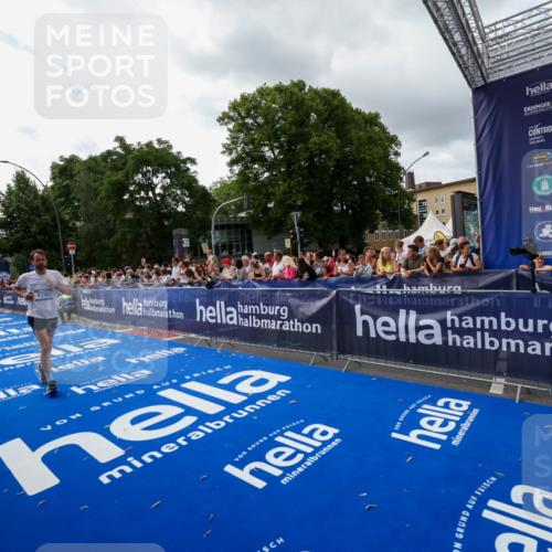 29.06.2025 - hella hamburg halbmarathon Zöllner http://msf.ph/oto/8426427 29.06.2025 10:35:17 Ziel 4740, 7628, 7867, 12514, 13798, 15415, 15773, 17022 meine-sportfotos.de