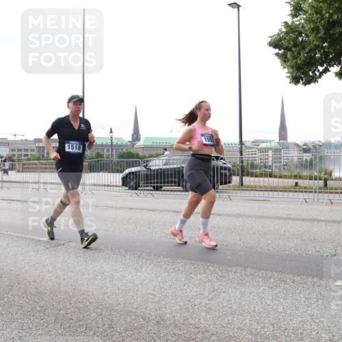 29.06.2025 - hella hamburg halbmarathon Lena Gebhardt http://msf.ph/oto/8426464 29.06.2025 10:29:00 Lombardsbrücke 5250, 1518, 1557, 1518, 1557, 1869, 2688, 3717, 4161, 4362, 4373, 4700, 4834, 4982, 5167, 5249, 5250, 5718, 5903, 5939, 6102, 6345, 6418, 7169, 7449, 8048, 8560, 9642, 9716, 10068, 10198, 10434, 10808, 11989, 12099, 12404, 12442, 12958, 13090, 14205, 15143, 15256, 15452, 15453, 15952, 15955, 16125, 16643, 16673, 18293, 18414 meine-sportfotos.de