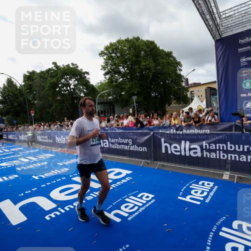 29.06.2025 - hella hamburg halbmarathon Zöllner http://msf.ph/oto/8426494 29.06.2025 10:35:18 Ziel 4740, 7867, 12514, 13798, 14789, 15415, 15773 meine-sportfotos.de