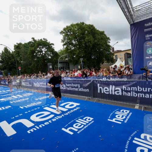 29.06.2025 - hella hamburg halbmarathon Zöllner http://msf.ph/oto/8426530 29.06.2025 10:35:20 Ziel 4944, 7867, 12514, 13798, 14789, 15415, 15773 meine-sportfotos.de