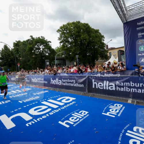 29.06.2025 - hella hamburg halbmarathon Zöllner http://msf.ph/oto/8426539 29.06.2025 10:35:21 Ziel 4944, 7867, 10877, 11898, 12514, 13798, 14789, 15415, 15701, 15773 meine-sportfotos.de