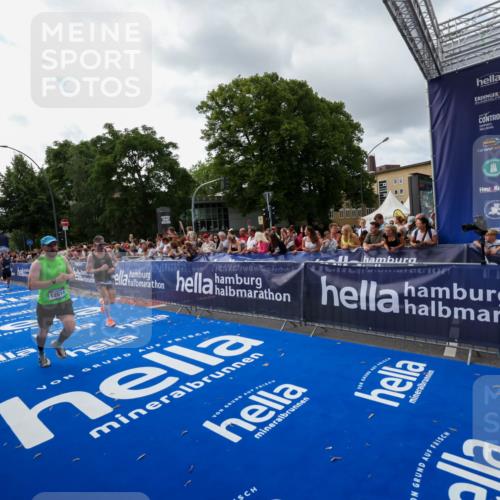 29.06.2025 - hella hamburg halbmarathon Zöllner http://msf.ph/oto/8426552 29.06.2025 10:35:22 Ziel 4944, 7867, 10877, 11898, 12514, 13798, 14789, 15701, 15773 meine-sportfotos.de