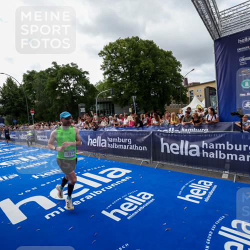 29.06.2025 - hella hamburg halbmarathon Zöllner http://msf.ph/oto/8426560 29.06.2025 10:35:22 Ziel 4944, 7867, 10877, 11898, 12514, 13798, 14789, 15701, 15773 meine-sportfotos.de