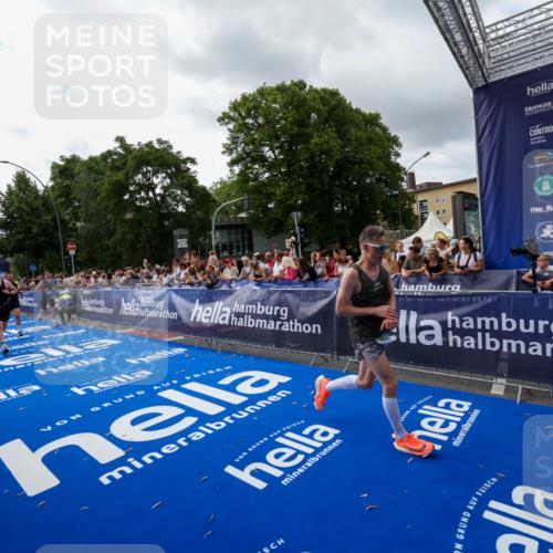 29.06.2025 - hella hamburg halbmarathon Zöllner http://msf.ph/oto/8426571 29.06.2025 10:35:23 Ziel 4944, 7867, 10877, 11898, 12514, 13798, 14789, 15390, 15701, 15773, 15931 meine-sportfotos.de