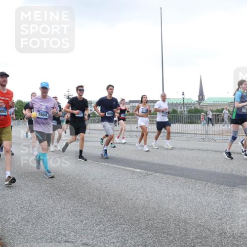 29.06.2025 - hella hamburg halbmarathon Lena Gebhardt http://msf.ph/oto/8426629 29.06.2025 10:53:41 Lombardsbrücke 15, 1225, 18057, 1580, 1984, 077, 18609, 1017, 1340, 1687, 1709, 1744, 1753, 1789, 1900, 1906, 1984, 2065, 2079, 2372, 2409, 2429, 3055, 3226, 3557, 4195, 4595, 4801, 5428, 5430, 5562, 5815, 5856, 5857, 5964, 6039, 6041, 6044, 6192, 6273, 6306, 6913, 6996, 7039, 7068, 7483, 7537, 7611, 7614, 7876, 7890, 8189, 8212, 8414, 8515, 8906, 8924, 9077, 9456, 9503, 9531, 9572, 9685, 9764, 9771, 9785, 10043, 10175, 10490, 11390, 12193, 12219, 12700, 14038 meine-sportfotos.de