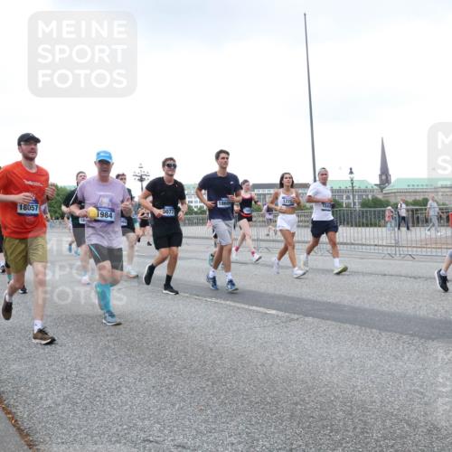 29.06.2025 - hella hamburg halbmarathon Lena Gebhardt http://msf.ph/oto/8426658 29.06.2025 10:53:41 Lombardsbrücke 18609, 18057, 9077, 1984, 079, 565, 15, 1225, 1580, 1017, 1340, 1687, 1709, 1744, 1753, 1789, 1900, 1906, 1984, 2065, 2079, 2372, 2409, 2429, 3055, 3226, 3557, 4195, 4595, 4801, 5428, 5430, 5562, 5815, 5856, 5857, 5964, 6039, 6041, 6044, 6192, 6273, 6306, 6913, 6996, 7039, 7068, 7483, 7537, 7611, 7614, 7876, 7890, 8189, 8212, 8414, 8515, 8906, 8924, 9077, 9456, 9503, 9531, 9572, 9685, 9764, 9771, 9785, 10043, 10175, 10490, 11390, 12193, 12219, 12700, 14038 meine-sportfotos.de