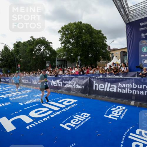 29.06.2025 - hella hamburg halbmarathon Zöllner http://msf.ph/oto/8426678 29.06.2025 10:35:27 Ziel 1889, 4050, 4944, 10771, 10877, 11898, 14789, 15390, 15701, 15931, 15959, 16811 meine-sportfotos.de
