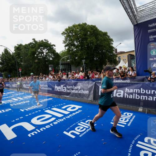 29.06.2025 - hella hamburg halbmarathon Zöllner http://msf.ph/oto/8426692 29.06.2025 10:35:28 Ziel 1889, 4050, 4944, 10771, 10877, 11898, 15390, 15701, 15931, 15959, 16811, 19022 meine-sportfotos.de