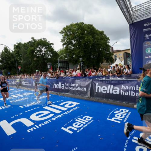 29.06.2025 - hella hamburg halbmarathon Zöllner http://msf.ph/oto/8426706 29.06.2025 10:35:28 Ziel 1889, 4050, 4944, 10771, 10877, 11898, 15390, 15701, 15931, 15959, 16811, 19022 meine-sportfotos.de
