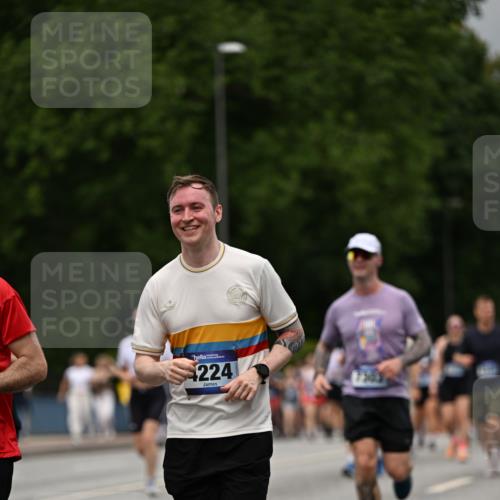 29.06.2025 - hella hamburg halbmarathon Dr. Thomas Lammeyer http://msf.ph/oto/8426708 29.06.2025 10:50:33 Kennedybrücke 1421, 1426, 1695, 1854, 1983, 2008, 2217, 2398, 2917, 3160, 3164, 4099, 4102, 4223, 4224, 5044, 6124, 6161, 6788, 7303, 7530, 7983, 8477, 9243, 10230, 10367, 10812, 11393 meine-sportfotos.de