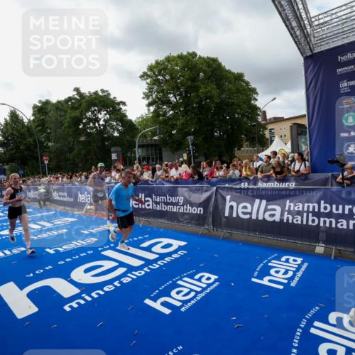 29.06.2025 - hella hamburg halbmarathon Zöllner http://msf.ph/oto/8426718 29.06.2025 10:35:28 Ziel 1889, 4050, 4944, 10771, 10877, 11898, 15390, 15701, 15931, 15959, 16811, 19022 meine-sportfotos.de