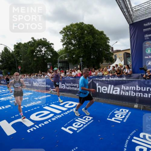 29.06.2025 - hella hamburg halbmarathon Zöllner http://msf.ph/oto/8426734 29.06.2025 10:35:29 Ziel 1889, 4050, 4944, 10771, 10877, 11898, 15390, 15701, 15931, 15959, 16811, 19022 meine-sportfotos.de