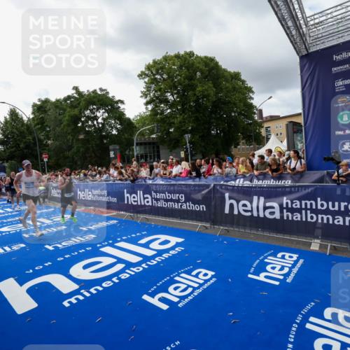 29.06.2025 - hella hamburg halbmarathon Zöllner http://msf.ph/oto/8426799 29.06.2025 10:35:30 Ziel 1344, 1889, 4050, 10771, 10877, 11898, 15390, 15701, 15931, 15959, 16811, 19022 meine-sportfotos.de