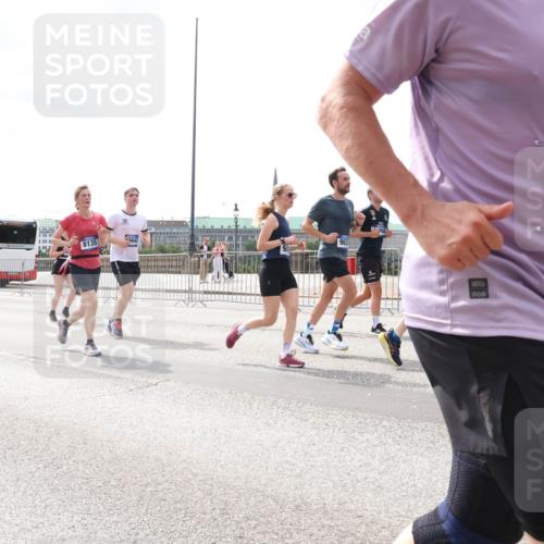 29.06.2025 - hella hamburg halbmarathon Lena Gebhardt http://msf.ph/oto/8426801 29.06.2025 10:43:32 Lombardsbrücke 8135, 9043, 1963, 093, 000, 405, 1023, 1149, 1155, 1310, 1400, 1467, 1788, 1816, 1878, 2103, 2267, 2361, 2733, 2971, 3074, 3238, 3329, 3390, 3518, 3597, 3638, 4056, 4177, 4302, 4367, 4680, 4866, 5192, 5201, 5214, 5268, 5370, 5610, 5720, 5755, 6012, 6036, 6096, 6226, 6334, 6440, 6931, 6971, 6973, 7043, 7197, 7205, 7206, 7461, 7489, 7504, 7872, 7926, 8000, 8058, 8135, 8184, 8233, 8408, 8435, 8504, 9072, 9639, 9641, 9644, 9704, 9831, 9976, 10083, 10097, 10200, 10202 meine-sportfotos.de