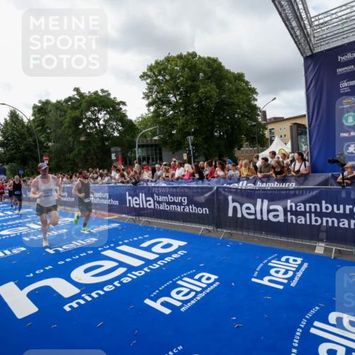 29.06.2025 - hella hamburg halbmarathon Zöllner http://msf.ph/oto/8426818 29.06.2025 10:35:31 Ziel 1344, 1889, 4050, 10771, 15390, 15931, 15959, 16695, 16811, 19022 meine-sportfotos.de