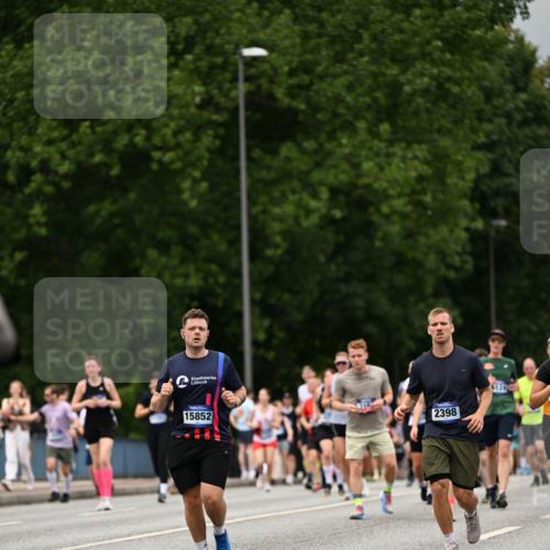 29.06.2025 - hella hamburg halbmarathon Dr. Thomas Lammeyer http://msf.ph/oto/8426825 29.06.2025 10:50:36 Kennedybrücke 1421, 1426, 1695, 1867, 1868, 1983, 2008, 2398, 2917, 3160, 3164, 4202, 4223, 4224, 4296, 4572, 5044, 6124, 6161, 6788, 7303, 7530, 7983, 8477, 9243, 10030, 10230, 10327, 10367, 10812, 11253, 11393 meine-sportfotos.de