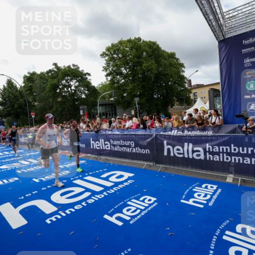 29.06.2025 - hella hamburg halbmarathon Zöllner http://msf.ph/oto/8426838 29.06.2025 10:35:31 Ziel 1344, 1889, 4050, 10771, 15390, 15931, 15959, 16695, 16811, 19022 meine-sportfotos.de