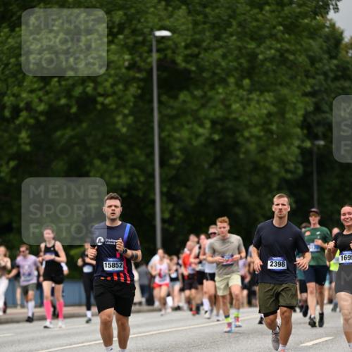 29.06.2025 - hella hamburg halbmarathon Dr. Thomas Lammeyer http://msf.ph/oto/8426842 29.06.2025 10:50:36 Kennedybrücke 1421, 1426, 1695, 1867, 1868, 1983, 2008, 2398, 2917, 3160, 3164, 4202, 4223, 4224, 4296, 4572, 5044, 6124, 6161, 6788, 7303, 7530, 7983, 8477, 9243, 10030, 10230, 10327, 10367, 10812, 11253, 11393 meine-sportfotos.de