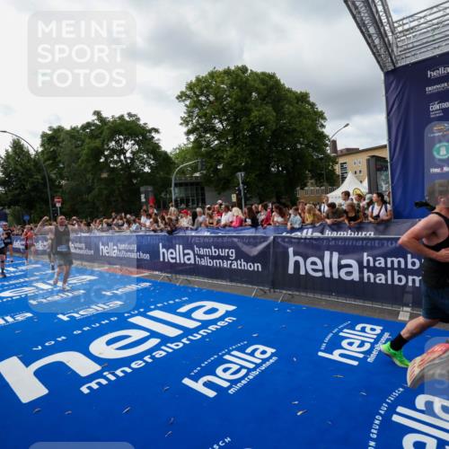 29.06.2025 - hella hamburg halbmarathon Zöllner http://msf.ph/oto/8426873 29.06.2025 10:35:32 Ziel 1344, 1889, 4050, 5269, 10771, 15390, 15931, 15959, 16695, 16811, 17612, 17826, 19022 meine-sportfotos.de