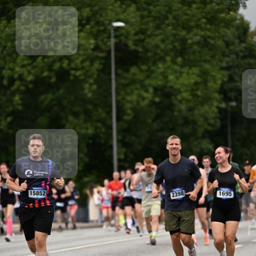 29.06.2025 - hella hamburg halbmarathon Dr. Thomas Lammeyer http://msf.ph/oto/8426879 29.06.2025 10:50:37 Kennedybrücke 1421, 1426, 1695, 1867, 1868, 1924, 1983, 2008, 2398, 2917, 3160, 3164, 4202, 4223, 4224, 4296, 4572, 5044, 6124, 6161, 7303, 7530, 8477, 9243, 9445, 10030, 10230, 10327, 10367, 10812, 11253, 11393 meine-sportfotos.de