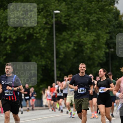 29.06.2025 - hella hamburg halbmarathon Dr. Thomas Lammeyer http://msf.ph/oto/8426886 29.06.2025 10:50:38 Kennedybrücke 1421, 1426, 1695, 1867, 1868, 1924, 1983, 2008, 2398, 2773, 2917, 3160, 3164, 4202, 4223, 4224, 4296, 4572, 5044, 6124, 6161, 7303, 7530, 8477, 9243, 9445, 10030, 10230, 10327, 10367, 10812, 11253, 11393 meine-sportfotos.de