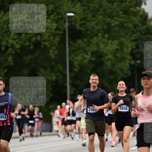 29.06.2025 - hella hamburg halbmarathon Dr. Thomas Lammeyer http://msf.ph/oto/8426901 29.06.2025 10:50:38 Kennedybrücke 1421, 1426, 1695, 1867, 1868, 1924, 1983, 2008, 2398, 2773, 2917, 3160, 3164, 4202, 4223, 4224, 4296, 4572, 5044, 6124, 6161, 7303, 7530, 8477, 9243, 9445, 10030, 10230, 10327, 10367, 10812, 11253, 11393 meine-sportfotos.de