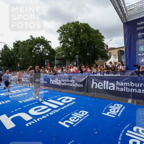 29.06.2025 - hella hamburg halbmarathon Zöllner http://msf.ph/oto/8426943 29.06.2025 10:35:33 Ziel 1344, 1889, 4050, 5269, 10771, 15959, 16695, 16811, 17612, 17826, 19022 meine-sportfotos.de