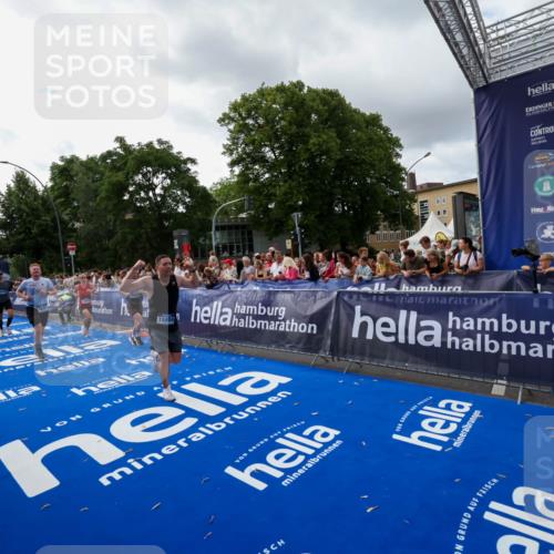 29.06.2025 - hella hamburg halbmarathon Zöllner http://msf.ph/oto/8426950 29.06.2025 10:35:33 Ziel 1344, 1889, 4050, 5269, 10771, 15959, 16695, 16811, 17612, 17826, 19022 meine-sportfotos.de