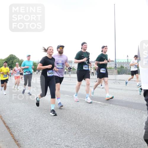 29.06.2025 - hella hamburg halbmarathon Lena Gebhardt http://msf.ph/oto/8426953 29.06.2025 10:53:43 Lombardsbrücke 9456, 15118, 1852, 14065, 1017, 1340, 1687, 1709, 1744, 1753, 1789, 1900, 1906, 1984, 2065, 2079, 2372, 2409, 2429, 2854, 3055, 3079, 3226, 3249, 3557, 4195, 4595, 4801, 5430, 5562, 5815, 5856, 5857, 5964, 6039, 6041, 6044, 6192, 6273, 6306, 6913, 6996, 7039, 7068, 7483, 7537, 7611, 7614, 7876, 7890, 8189, 8212, 8414, 8515, 8906, 8924, 9077, 9456, 9503, 9531, 9572, 9685, 9764, 9771, 9785, 10043, 10175, 10490, 11390, 12193, 12219, 12700 meine-sportfotos.de