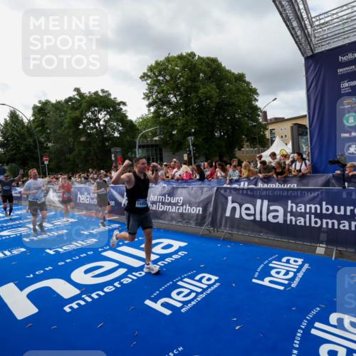 29.06.2025 - hella hamburg halbmarathon Zöllner http://msf.ph/oto/8426960 29.06.2025 10:35:33 Ziel 1344, 1889, 4050, 5269, 10771, 15959, 16695, 16811, 17612, 17826, 19022 meine-sportfotos.de